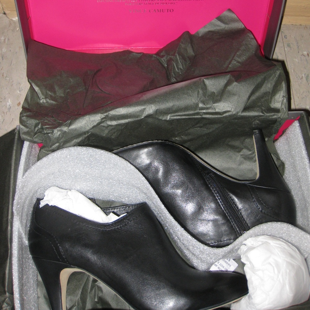 NEW- N BX 9Wide, 8.5W- 9M 9W Vince Camuto LEATHER ANKLE BOOTS Women POSH FEE $16